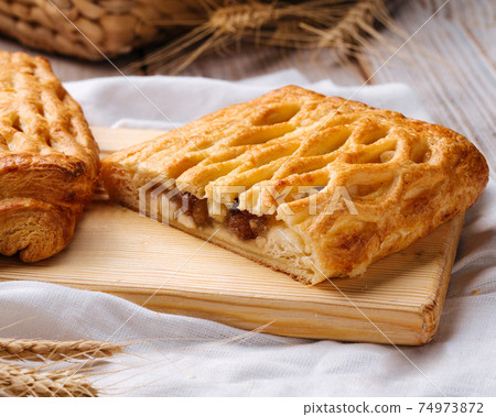 Closeup on fresh baked apple and nuts pie 74973872