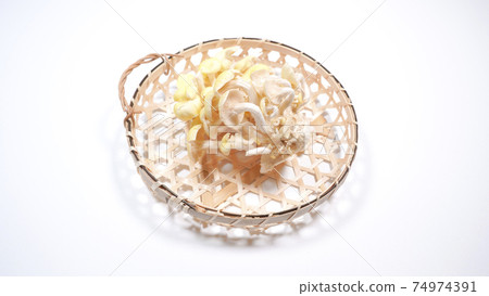 新鮮的杏鮑菇白色背景 74974391