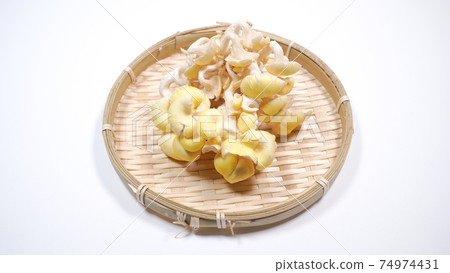新鮮的杏鮑菇白色背景 74974431