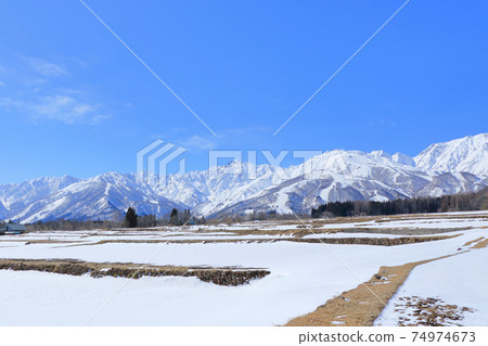 天氣晴朗的北阿爾卑斯山在白馬山腳下等待春天 74974673