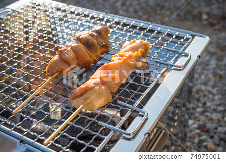 烤雞肉串在木炭上的狀態 74975001
