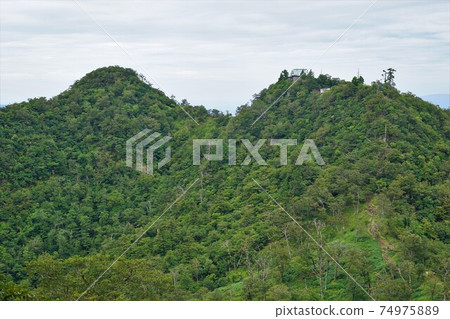 北山的彥中山彥(Hiko Nakadake)和南嶽(Minamidake) 北山的彥中山彥(Hiko Nakadake)和南嶽(Minamidake) 74975889