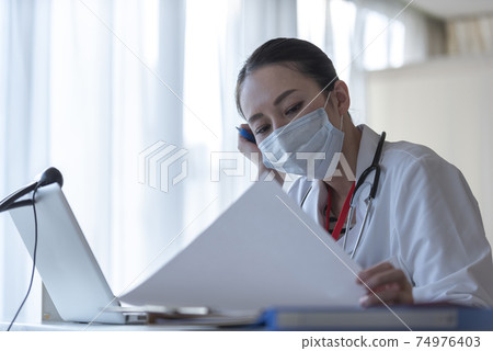 Thinking female doctor Thinking female doctor 74976403