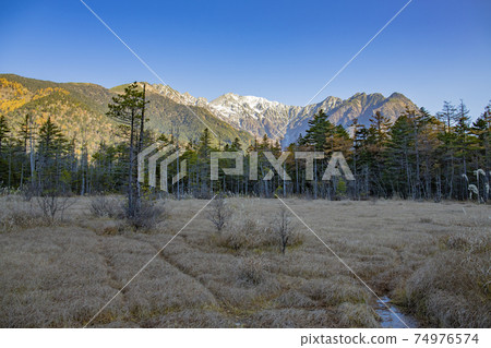 [Nagano Prefecture] Autumn Kamikochi: Hotaka mountain range and moor in the morning glow 74976574