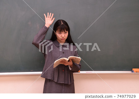希望學生舉手的女老師1 希望學生舉手的女老師1 74977029