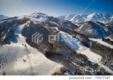 長野縣宏偉壯觀的八方尾根滑雪場和白馬山脈山脈(無人機鳥瞰) 長野縣宏偉壯觀的八方尾根滑雪場和白馬山脈山脈(無人機鳥瞰) 74977365