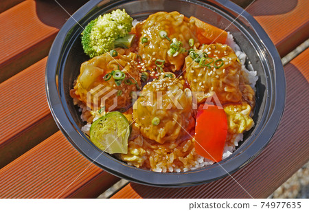 美味的酸辣燒麥飯碗 美味的酸辣燒麥飯碗 74977635