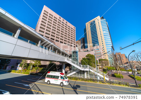 日本順天堂大學,東京醫科牙科大學的東京城市景觀,發出警笛聲並進行緊急運輸的救護車等。 日本順天堂大學,東京醫科牙科大學的東京城市景觀,發出警笛聲並進行緊急運輸的救護車等。 74978391