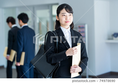 Students participating in job fairs Photographing cooperation: Japanese Language School attached to Chuo Institute of Technology 74978690