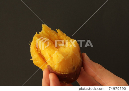 安諾馬鈴薯橫截面和女性右手 74979590