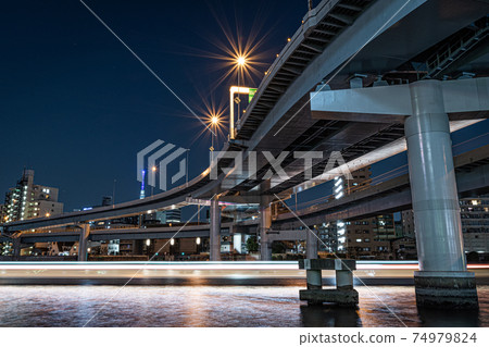 兩國交界處的光跡和失速船 兩國交界處的光跡和失速船 74979824