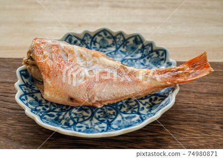 Grilled red fish with salt Grilled red fish with salt 74980871