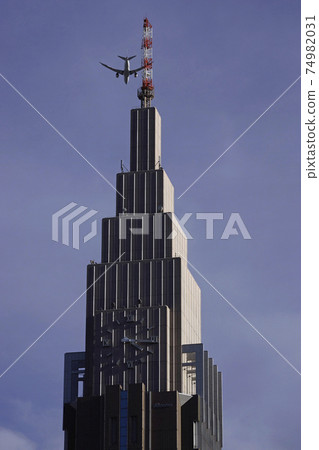 新宿上空飛行的客機 照片素材 圖片 圖庫