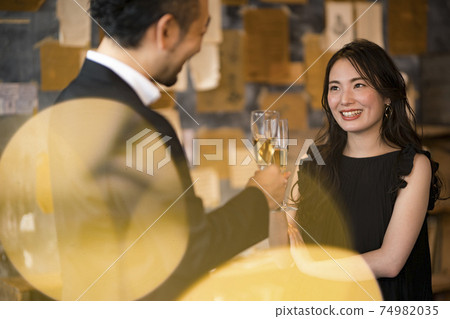 Men and women drinking at the bar Men and women drinking at the bar 74982035