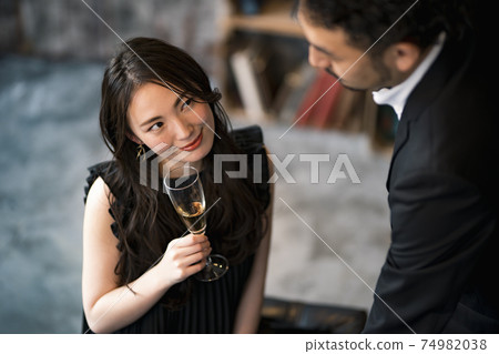 Men and women drinking at the bar 74982038