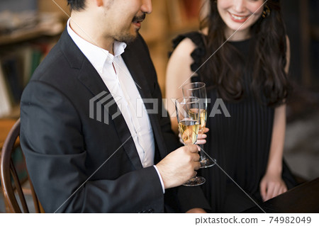 Men and women drinking at the bar 74982049