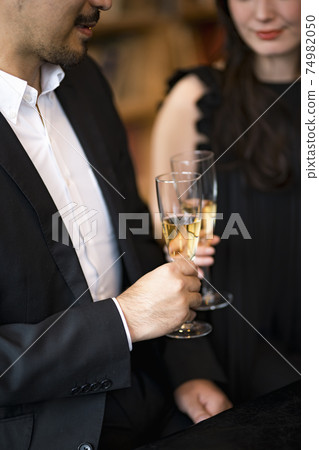 Men and women drinking at the bar 74982050