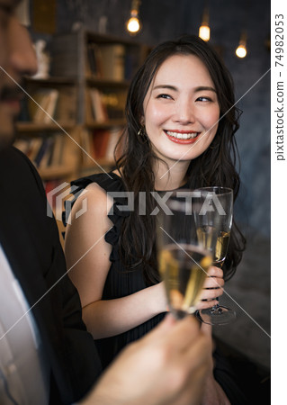 男人和女人在酒吧喝酒 74982053