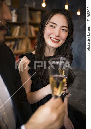 男人和女人在酒吧喝酒 男人和女人在酒吧喝酒 74982054