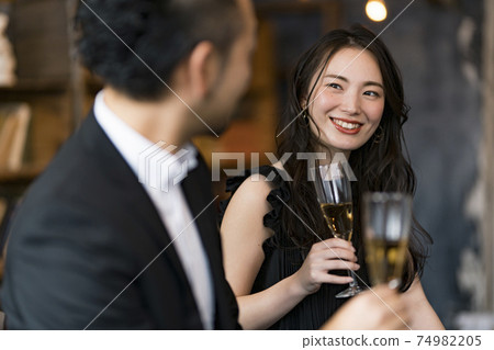 男人和女人在酒吧喝酒 男人和女人在酒吧喝酒 74982205