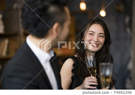 Men and women drinking at the bar 74982206