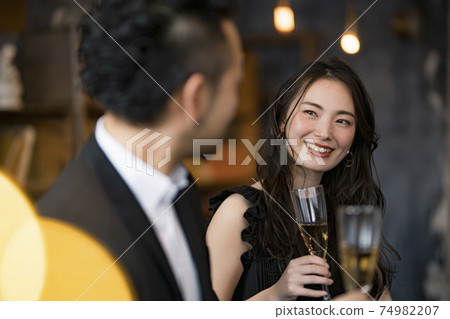 Men and women drinking at the bar 74982207