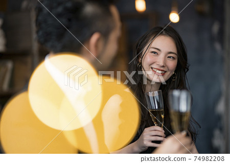 Men and women drinking at the bar 74982208