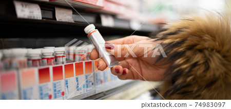 女人的手選擇油漆 74983097