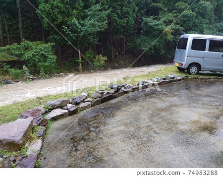 暴雨造成河水氾濫危險水位 暴雨造成河水氾濫危險水位 74983288
