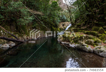 Scenery of a waterfall flowing down the clear stream Kikuchi Gorge in winter Scenery of a waterfall flowing down the clear stream Kikuchi Gorge in winter 74983554