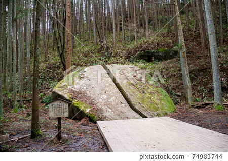 奈良縣奈良市Amenoiwatate神社附近的Yagyuto Iwatani巨石。在訓練中被割下的一把風劍。雙手。魔鬼之刃聖地朝聖。 74983744