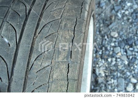 Tire 74983842