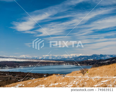 Scenery from the side of Lake Yamanaka in winter Southern Alps Scenery from the side of Lake Yamanaka in winter Southern Alps 74983911