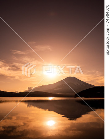 冬天的富士山從山中湖看到的富士山的夕陽 冬天的富士山從山中湖看到的富士山的夕陽 74984070