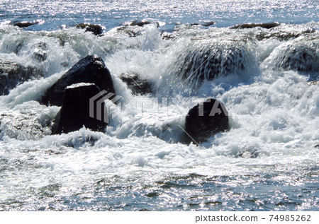 A scene of water flowing vigorously through a river weir ... Iinashi River, Yasugi City, Shimane Prefecture (sunny) 74985262