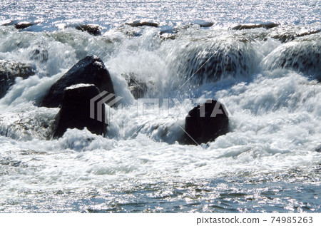 A scene of water flowing vigorously through a river weir ... Iinashi River, Yasugi City, Shimane Prefecture (sunny) 74985263