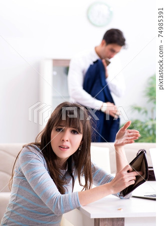 Bankrupt family with no cash at home 74985391