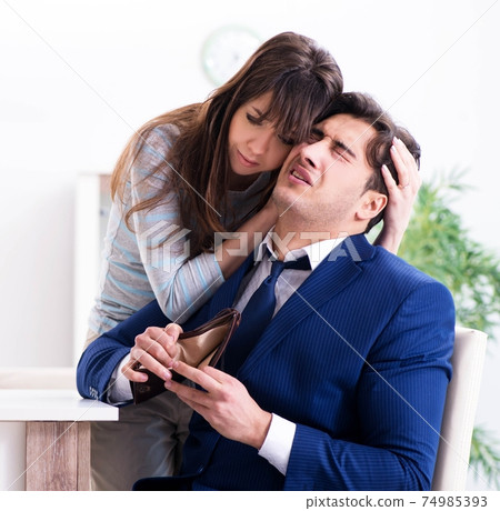 Bankrupt family with no cash at home 74985393
