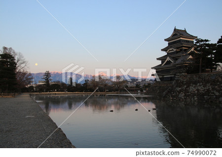 松本城堡和摩根羅斯在阿爾卑斯山,滿月 松本城堡和摩根羅斯在阿爾卑斯山,滿月 74990072