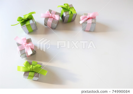 Cube-shaped gift box Cube-shaped gift box 74990084