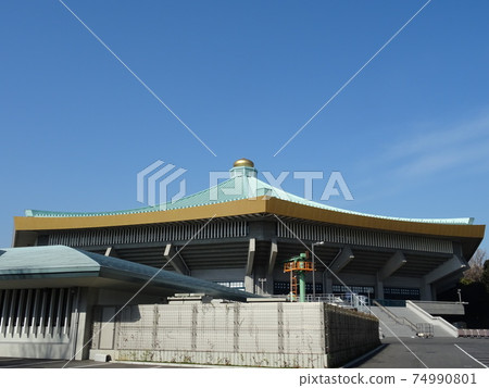 Tokyo / Nippon Budokan that grows in the clear blue sky 74990801