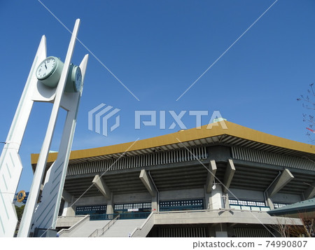 Tokyo / Nippon Budokan that grows in the clear blue sky 74990807