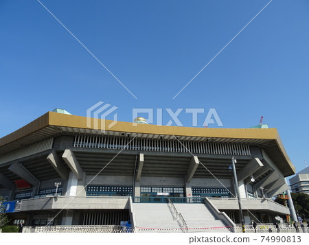 Tokyo / Nippon Budokan that grows in the clear blue sky 74990813
