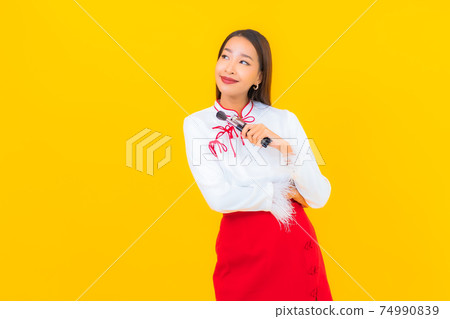 Portrait beautiful young asian woman with make up brush Portrait beautiful young asian woman with make up brush 74990839