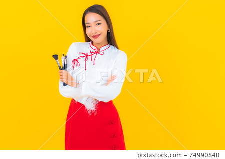 Portrait beautiful young asian woman with make up brush 74990840