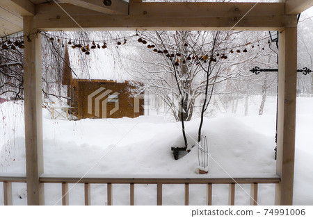 White snow, quiet winter, a moment to wait for spring, a calm heart 74991006