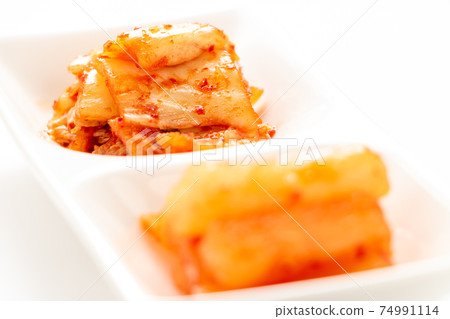 什錦泡菜。 (重點放在大白菜泡菜的背面。) 什錦泡菜。 (重點放在大白菜泡菜的背面。) 74991114