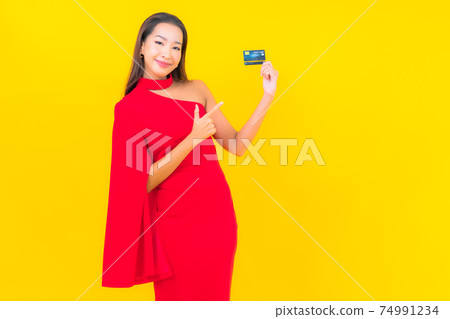 Portrait beautiful young asian woman with credit card Portrait beautiful young asian woman with credit card 74991234