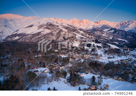 長野縣美麗的白馬三山摩根公園和八方尾根滑雪場白馬村（無人機鳥瞰） 74991246