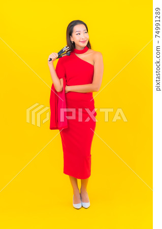 Portrait beautiful young asian woman with make up brush Portrait beautiful young asian woman with make up brush 74991289